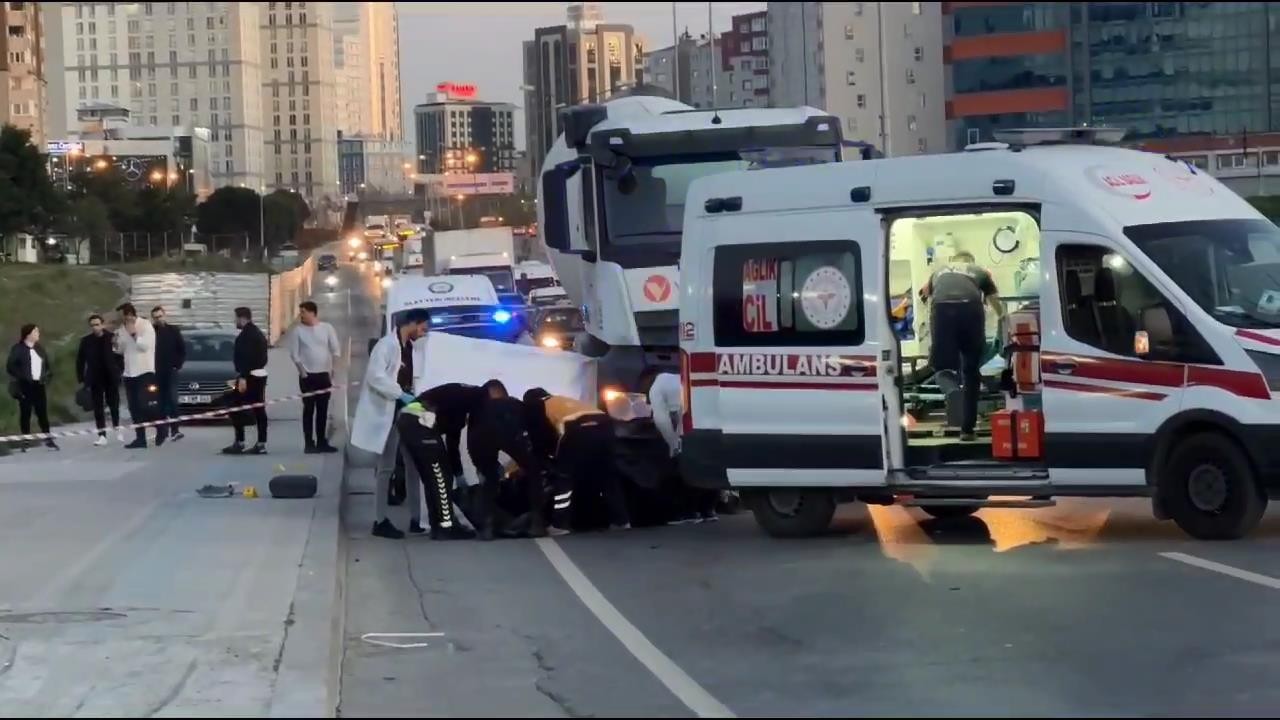 İki motosikletli kaldırımda çarpıştı: 1 ölü