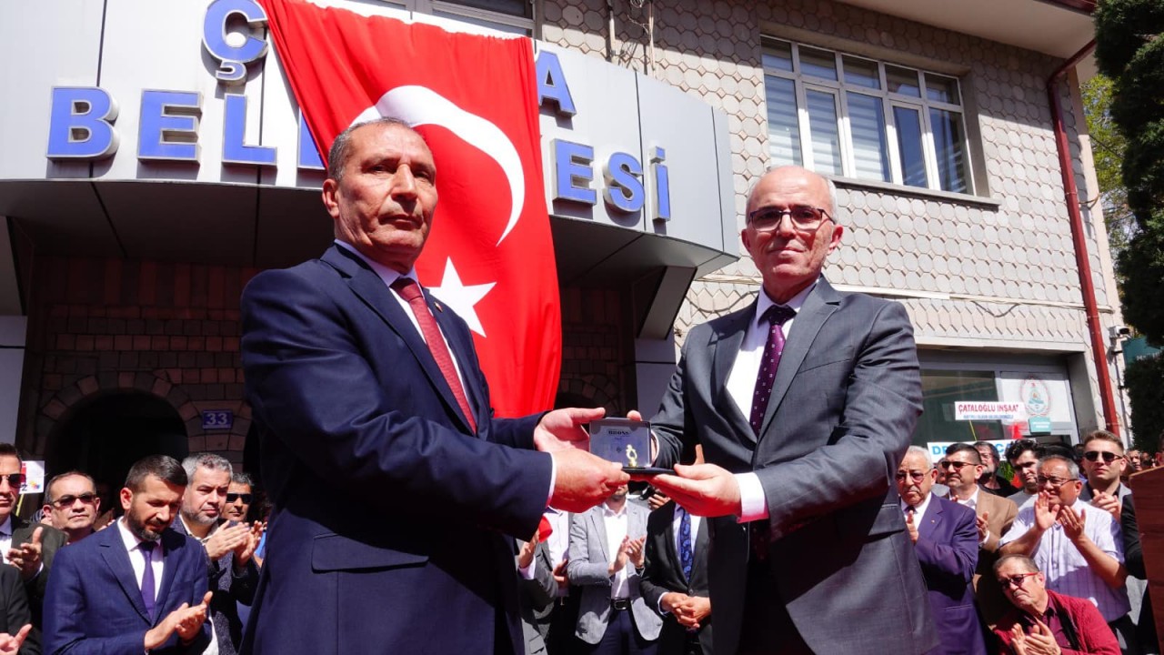 Çumra Belediye Başkanı Mehmet Aydın, mazbatasını aldı