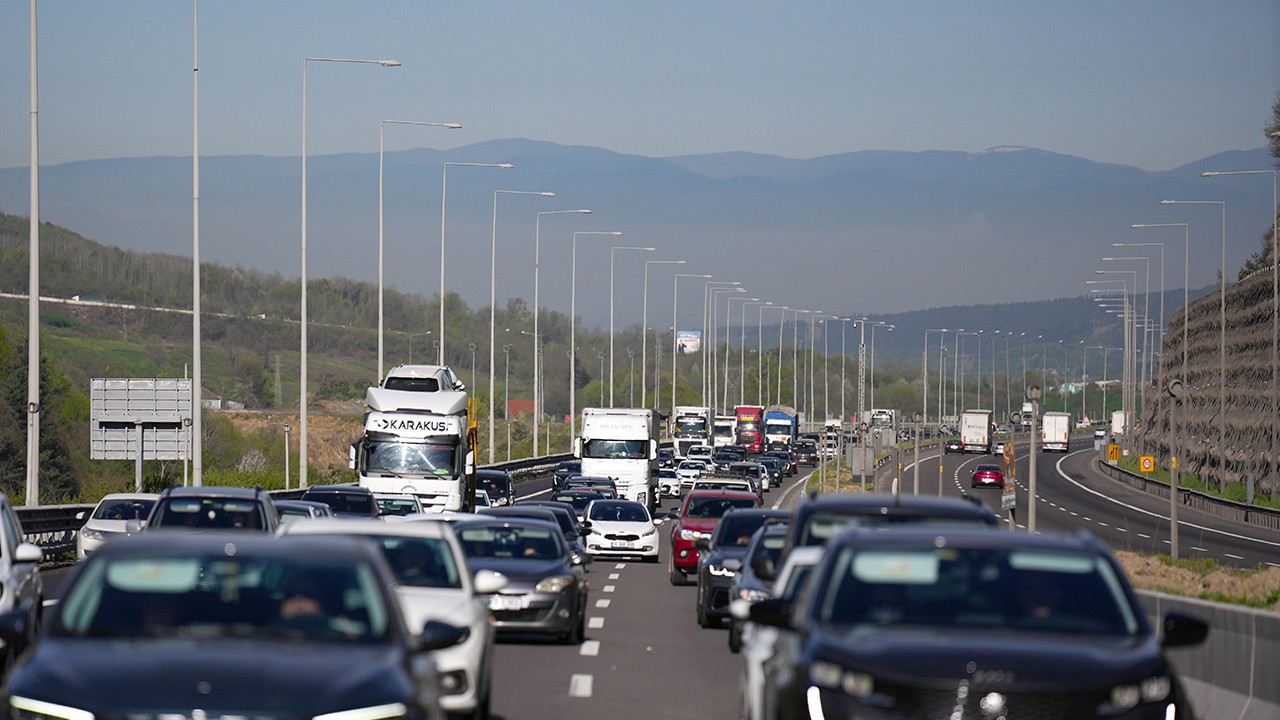 Anadolu Otoyolu’nda bayram tatili nedeniyle trafikte akıcı yoğunluk yaşanıyor