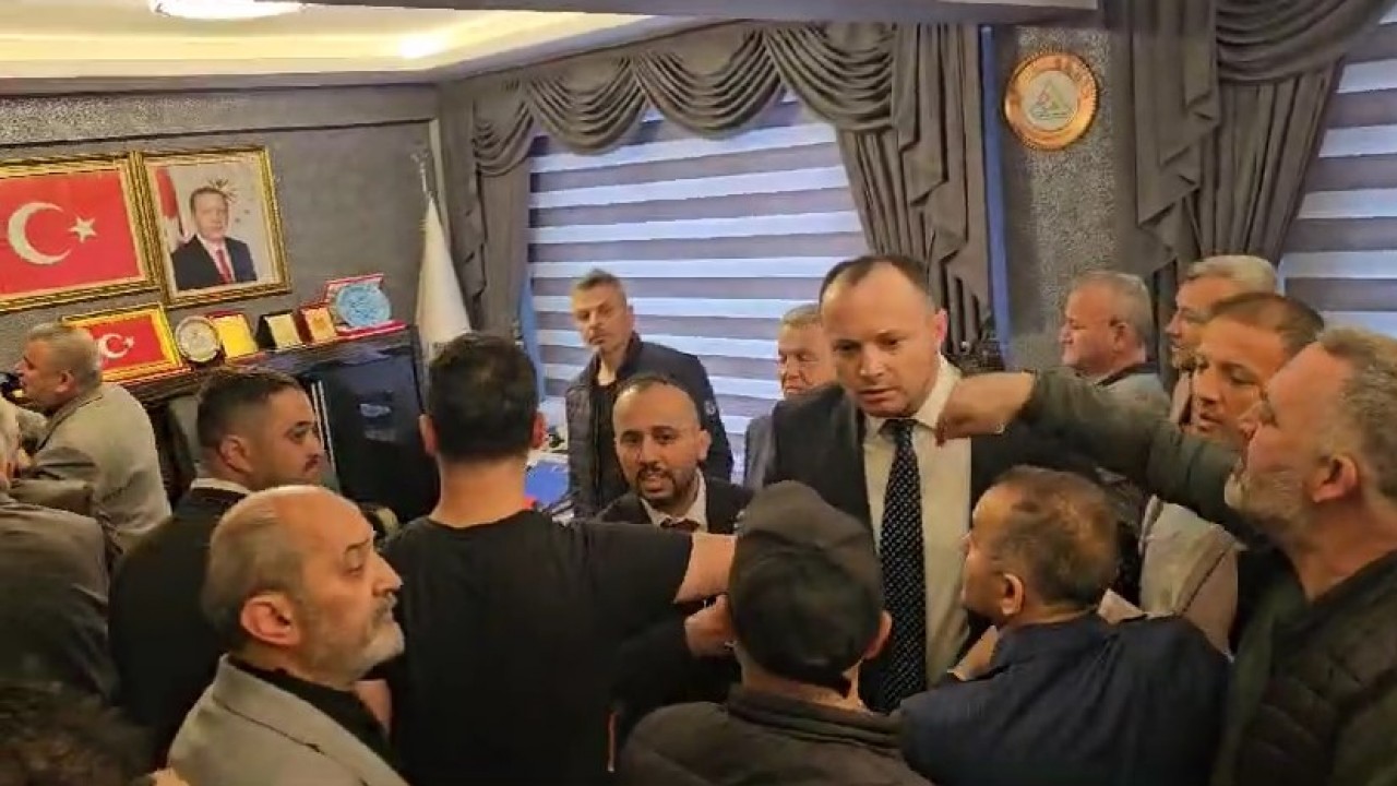 Seçimi kaybeden Yeniden Refahlı başkan, devir- teslimde MHP'li milletvekiline çiçek fırlatıp, küfretti; o anlar kamerada