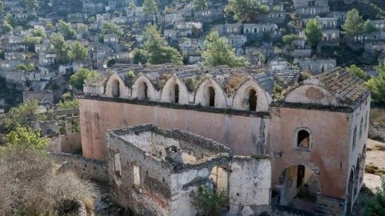 Kilisede hayalet arayan kadın, ölü bulundu