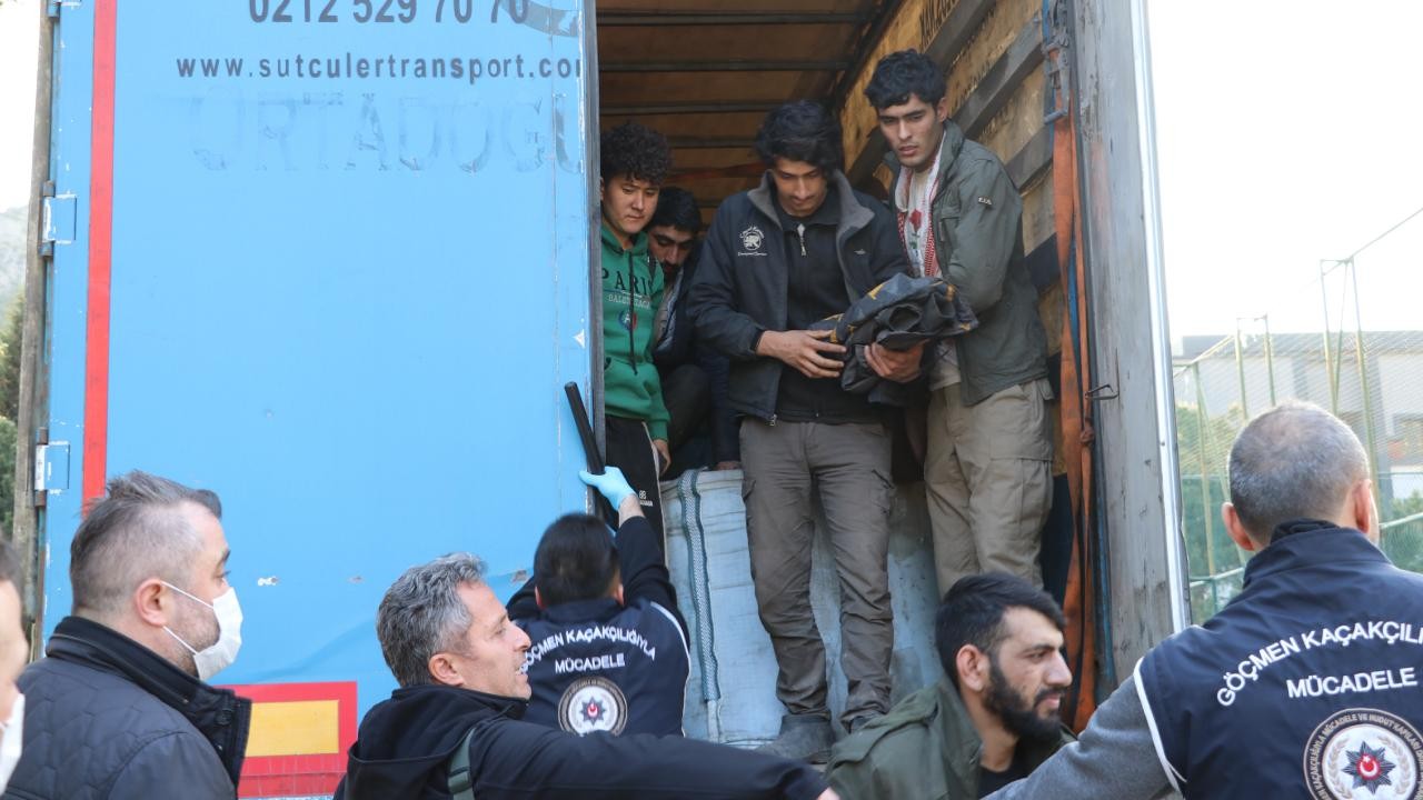 Bakır taşıyan tırın dorsesinde 64 düzensiz göçmen yakalandı