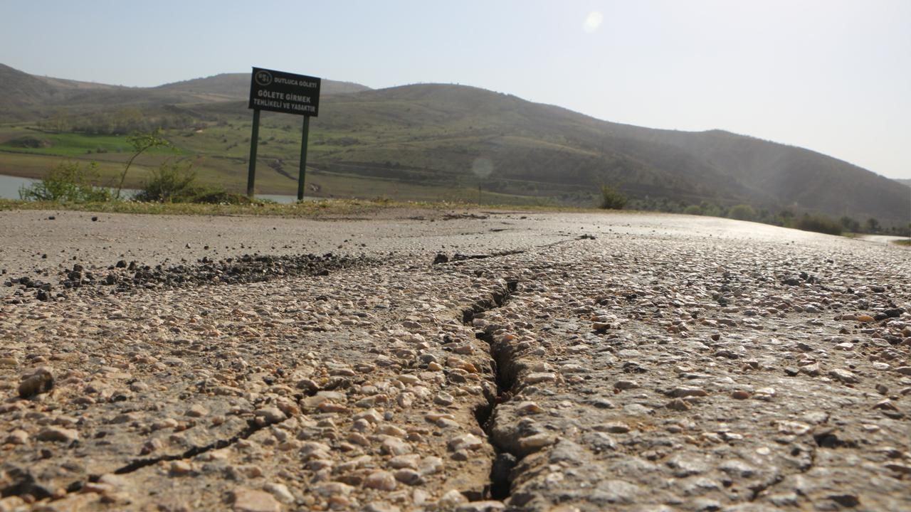 Tokat'ta deprem sonrası, bazı yollarda çatlaklar oluştu