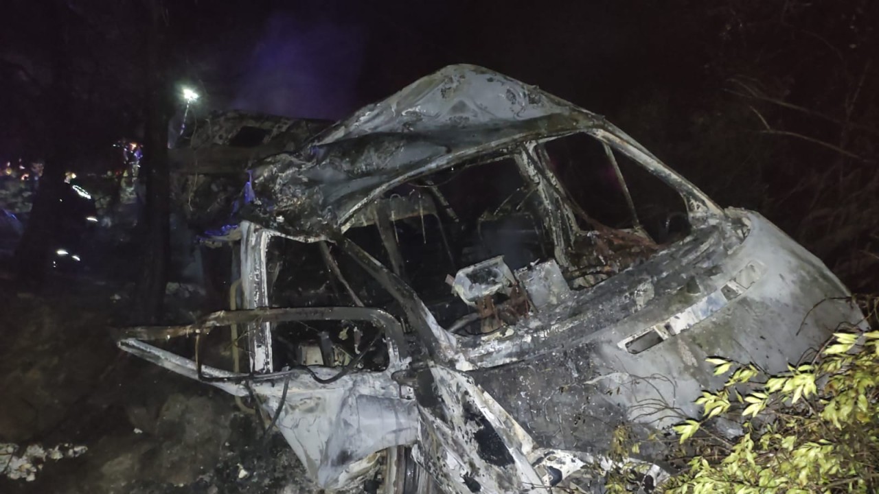 Uçuruma devrilen minibüs yandı: 4 kişi feci şekilde can verdi