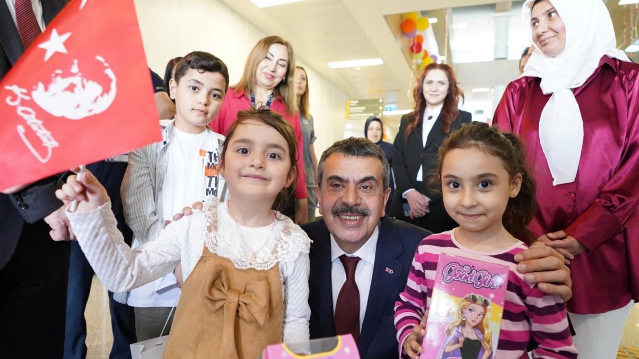 Bakan Tekin, hastanedeki çocukların bayramını kutladı