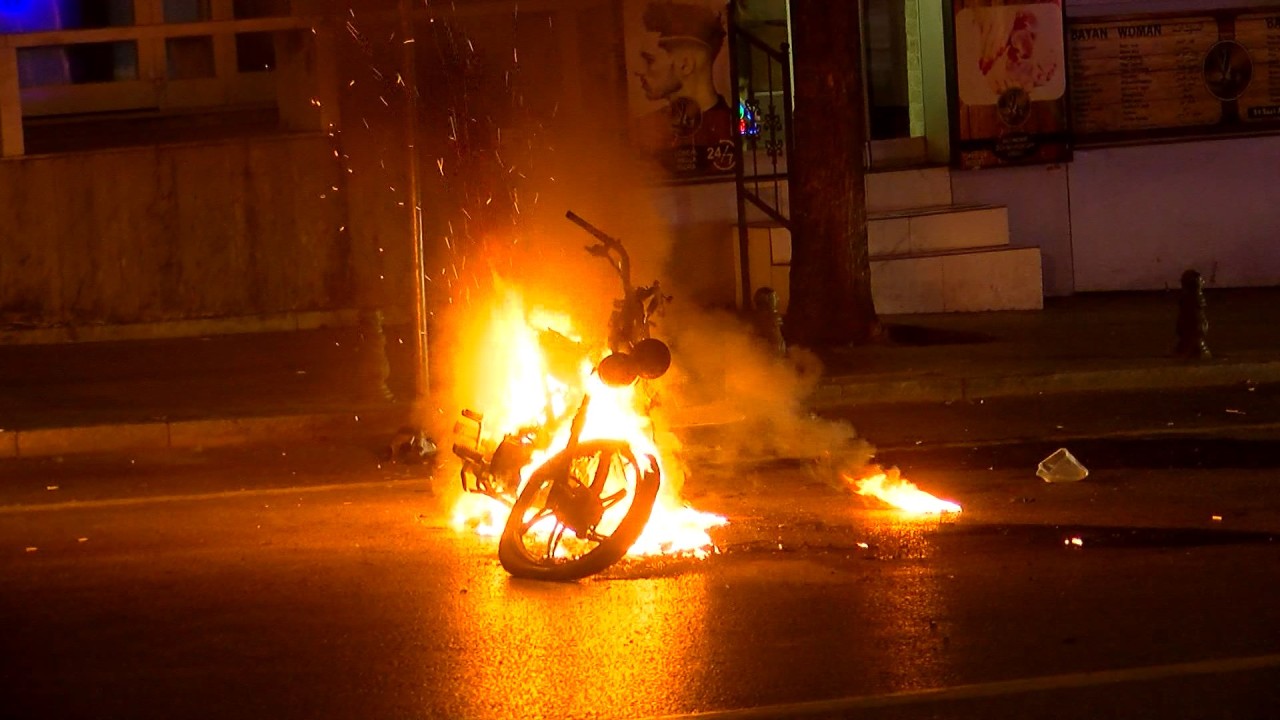 Polis denetimi sırasında sinir krizi geçiren sürücü motosikletini ateşe verdi
