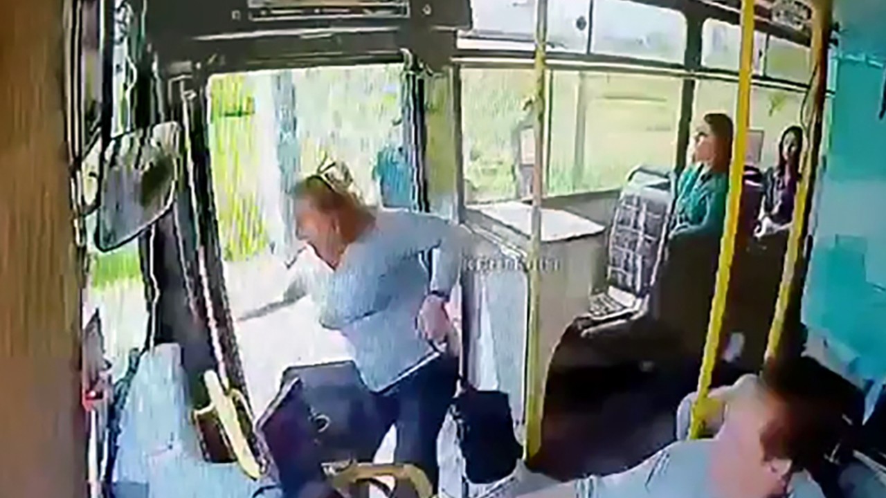 Kapısı açık otobüsten düşerek hayatını kaybeden kadın toprağa verildi; sürücü yeniden gözaltında