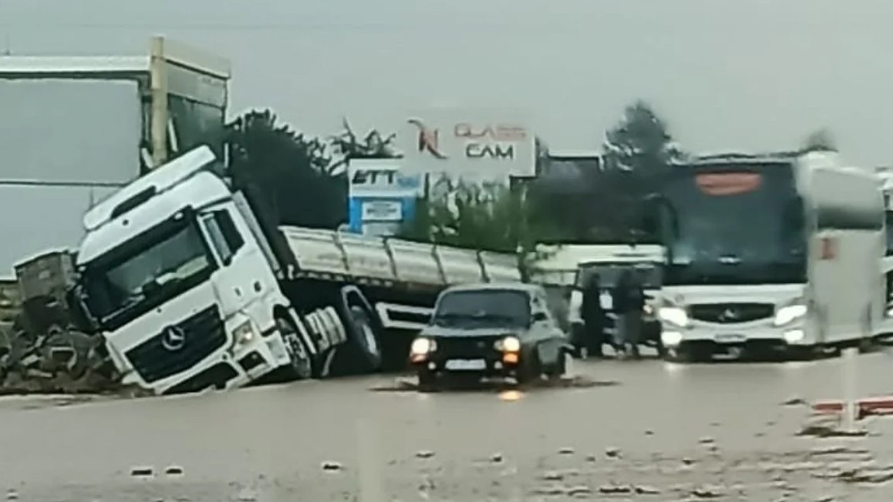 Nevşehir-Aksaray kara yolu sel nedeniyle trafiğe kapandı