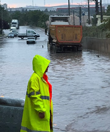 Başkentte şiddetli yağış sürüyor! Yollar çöktü, ev ve iş yerlerini su bastı 
