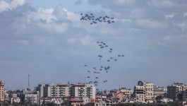 Gazze'ye havadan bırakılan yardımın paraşütleri açılmadı, çok sayıda ölü var