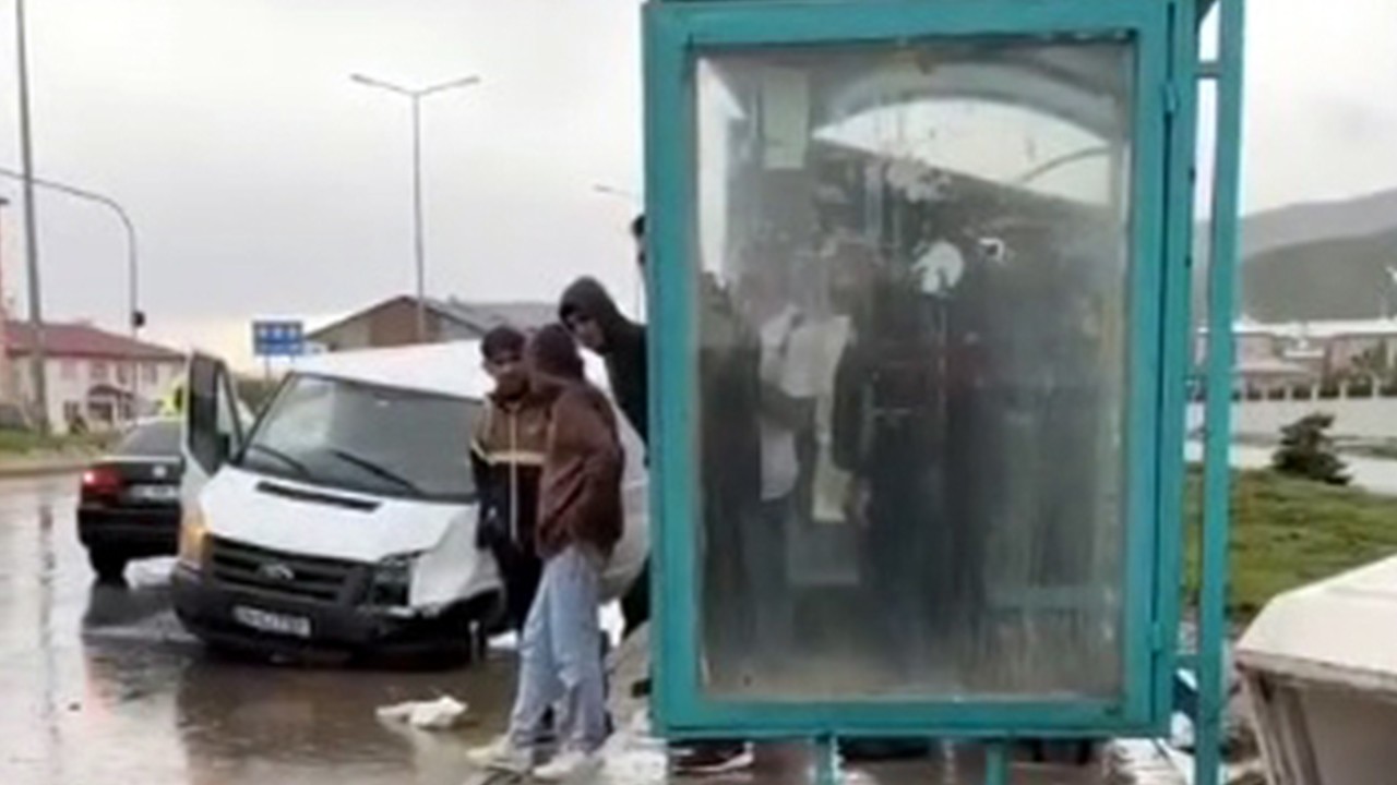 Feci kaza! Minibüs kaldırımda yürüyenlere çarptı: 1 ölü 2 yaralı