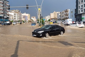 Şırnak'ta yağış etkili oldu: Cadde ve sokakları su bastı