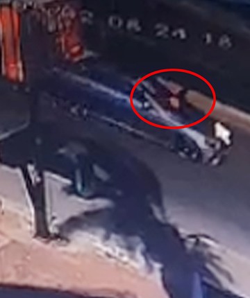 Köpeklerden kaçarken otomobilin çarptığı çocuk yaralandı! Kaza kamerada
