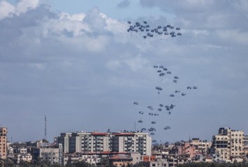 ABD Gazze'ye havadan yardım bıraktı