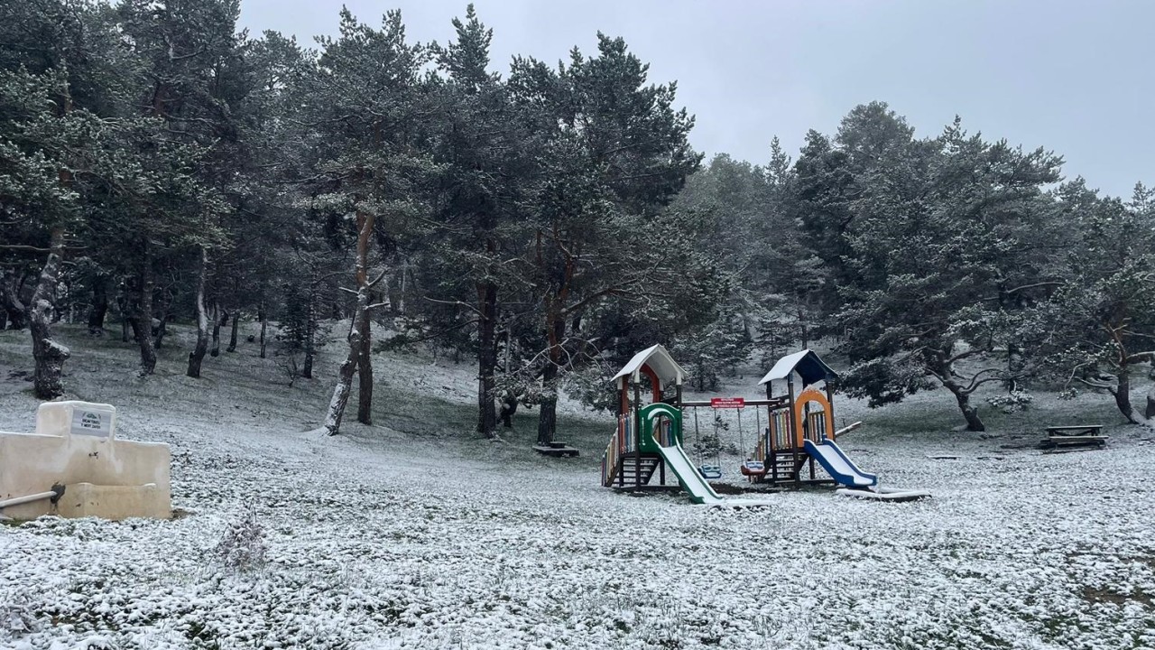Sivas'ın yüksek kesimlerine kar yağdı