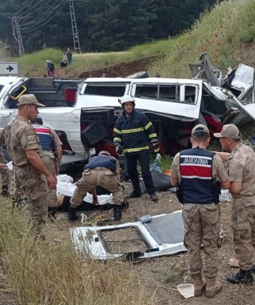 Korkunç kaza! Beton mikseri yolcu minibüsüne çarptı: 8 ölü