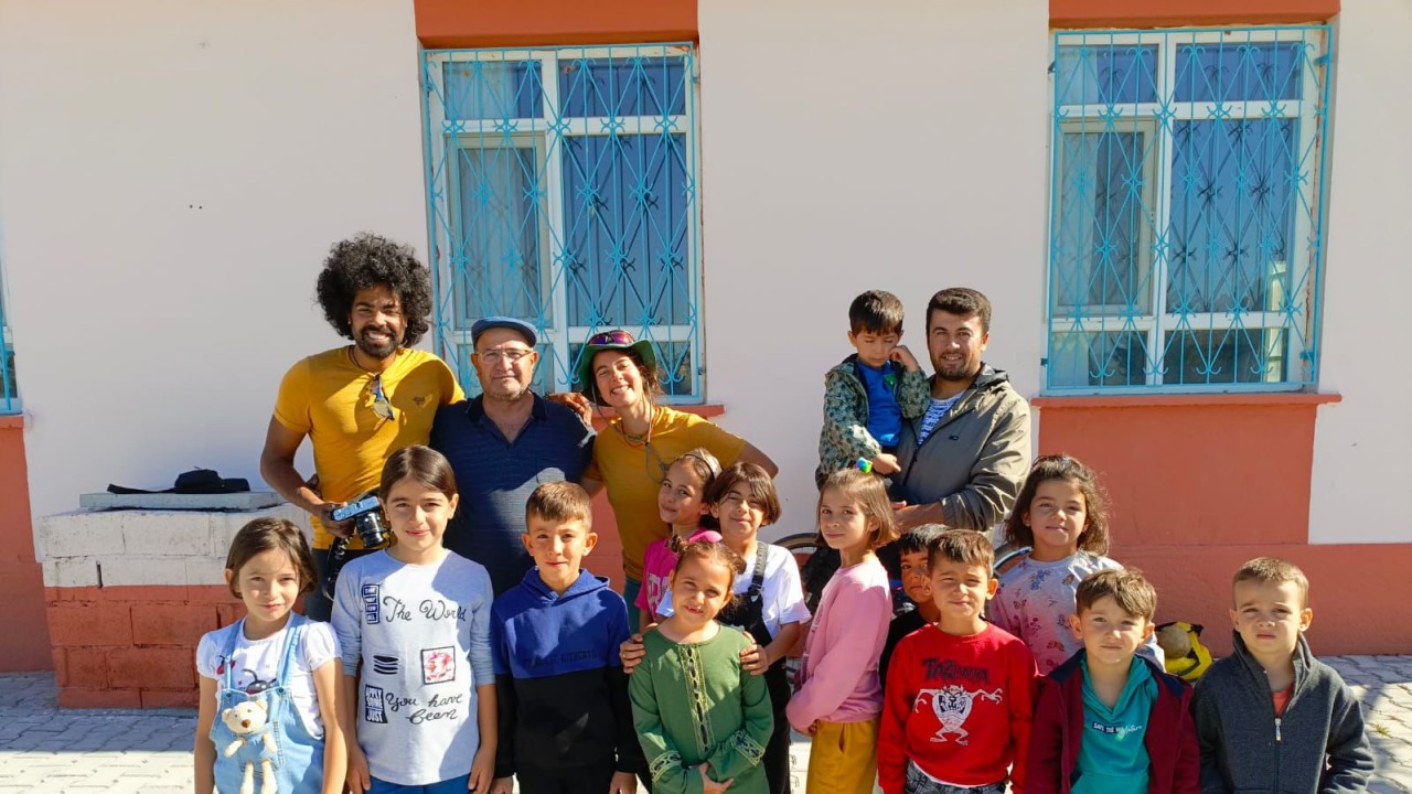 Fransız turistler Karapınar'da okul bahçesine kamp kurdu