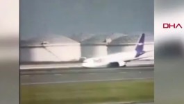 İstanbul Havalimanı'nda faciadan dönüldü: Uçak gövdesi üzeri iniş yaptı
