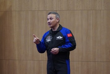 Türkiye'nin ilk astronotu Gezeravcı, Adıyaman'da öğrencilerle buluştu