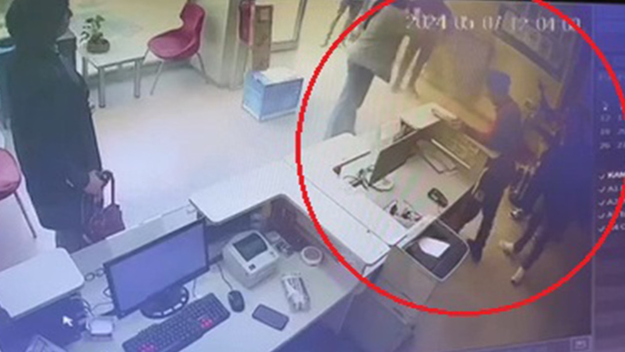 İnternetten sipariş ettiği kedi kumu paketi delik çıkınca, kargo şirketini basıp çalışanlara saldırdı