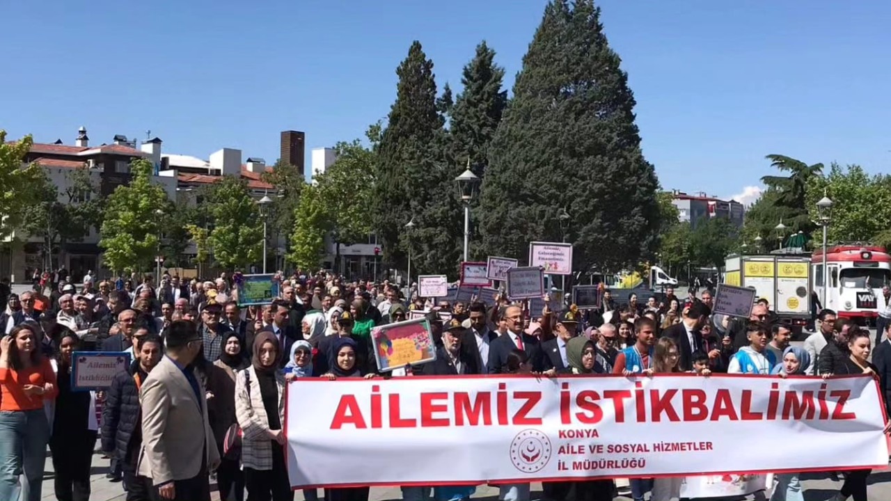 Konya'da Aile Haftası etkinliklerinde yürüyüş yapıldı