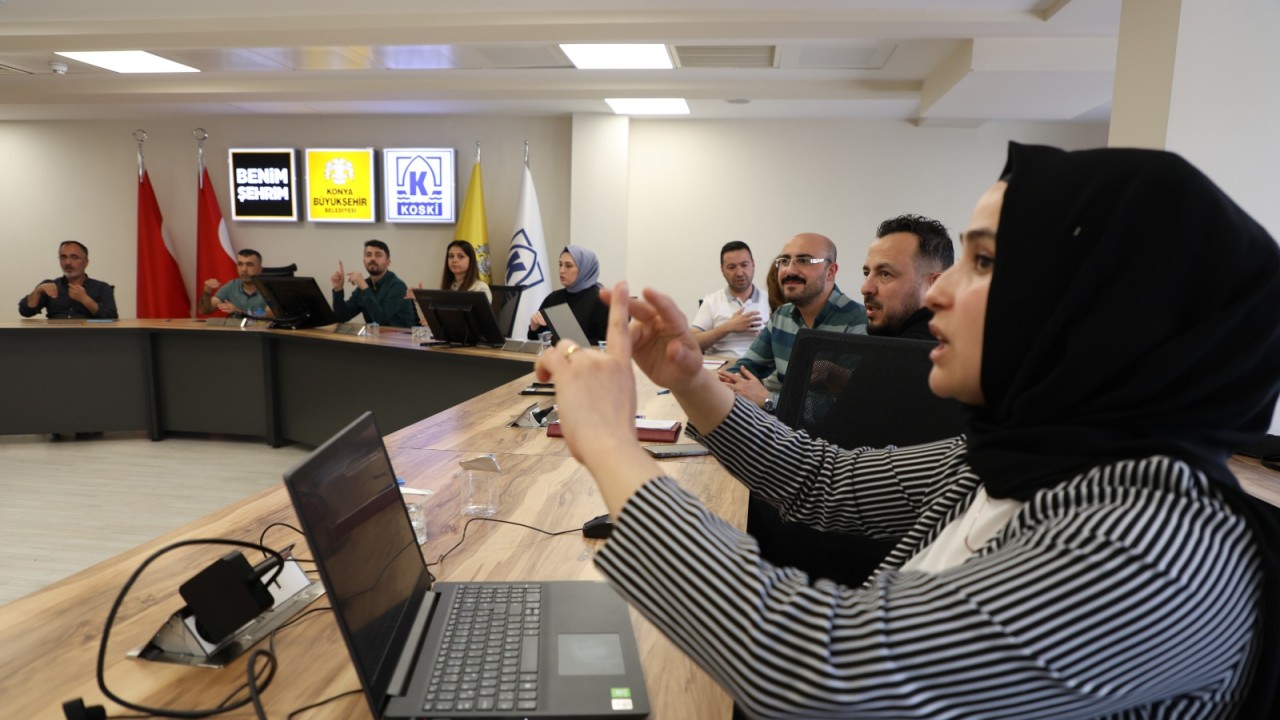KOSKİ çalışanları aldıkları eğitimle işitme engelli abonelere işaret diliyle destek oluyor