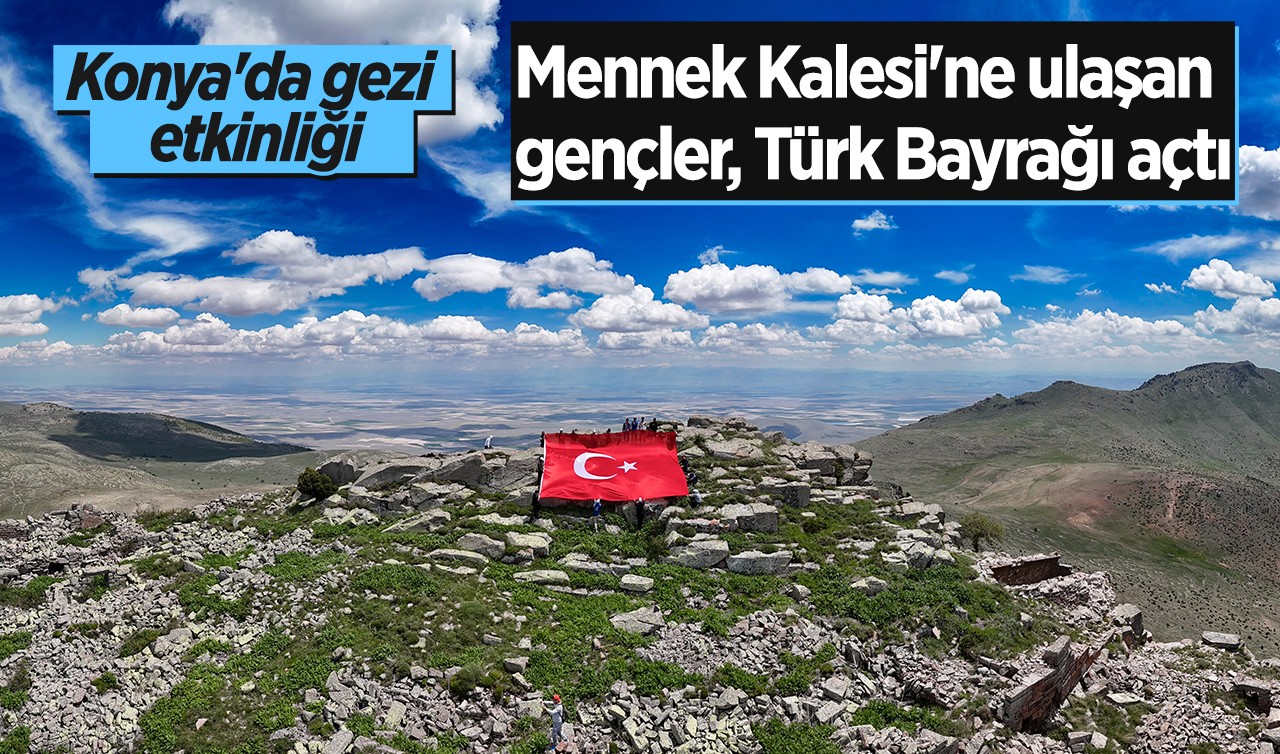 Konya'da gezi etkinliği: Mennek Kalesi'ne ulaşan gençler, büyük bir Türk Bayrağı açtı