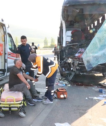 Feci kaza: Yolcu otobüsüyle kamyonet çarpıştı: 1 ölü, 16 yaralı