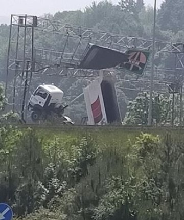 Anadolu Otoyolu'nda kamyonun açık kalan damperi uyarı levhasına çarptı