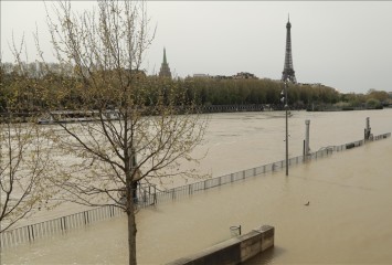 Paris Belediye Başkanı, kirlilik tartışmalarıyla gündeme gelen Seine Nehri'nde yüzecek