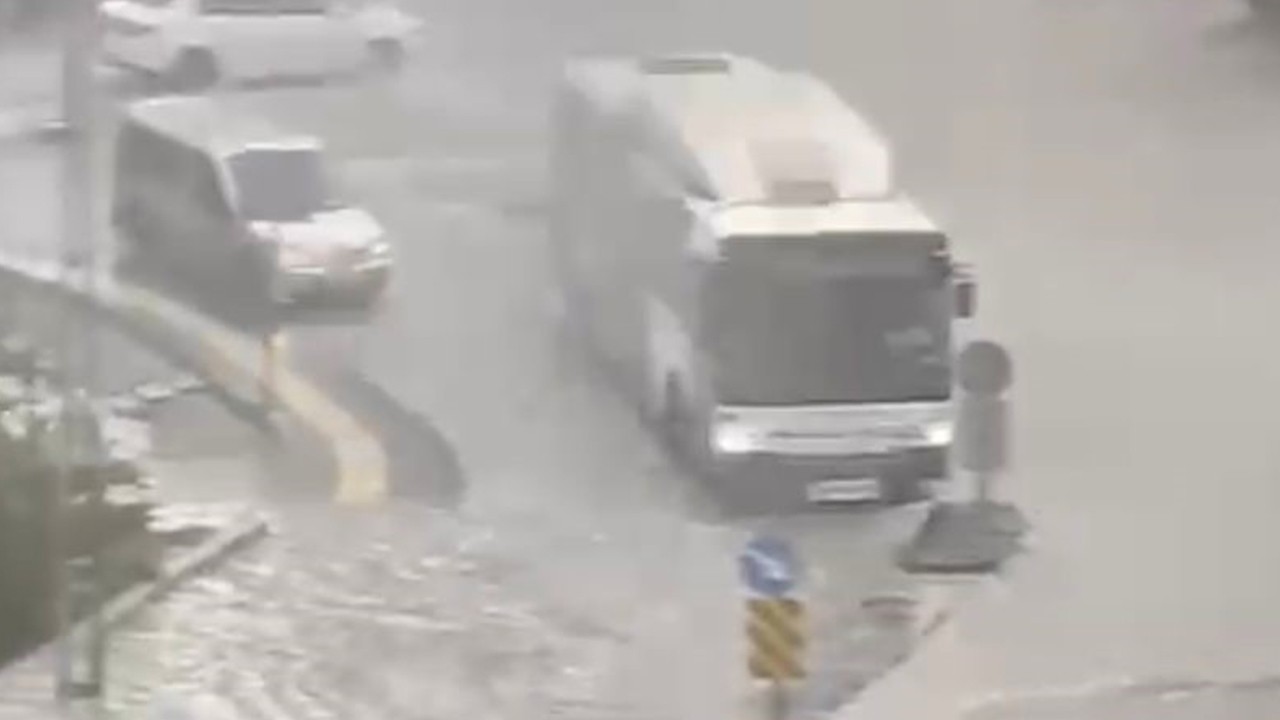 Ankara'da kuvvetli sağanak: Yollar göle döndü, araçlar arızalandı