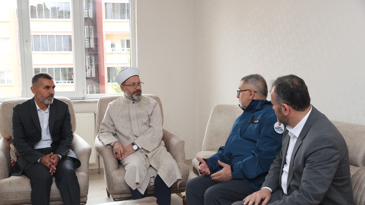 Diyanet İşleri Başkanı Erbaş, 6 Şubat depremlerinde vefat eden imamın ailesini ziyaret etti