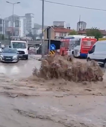 Ankara'da kuvvetli sağanak: Yollar göle döndü, araçlar arızalandı