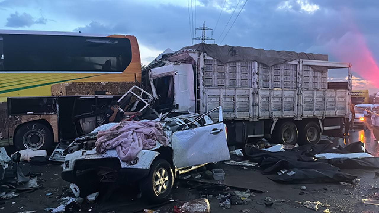 Mersin'deki zincirleme trafik kazasında ölen 8 kişinin kimliği belirlendi