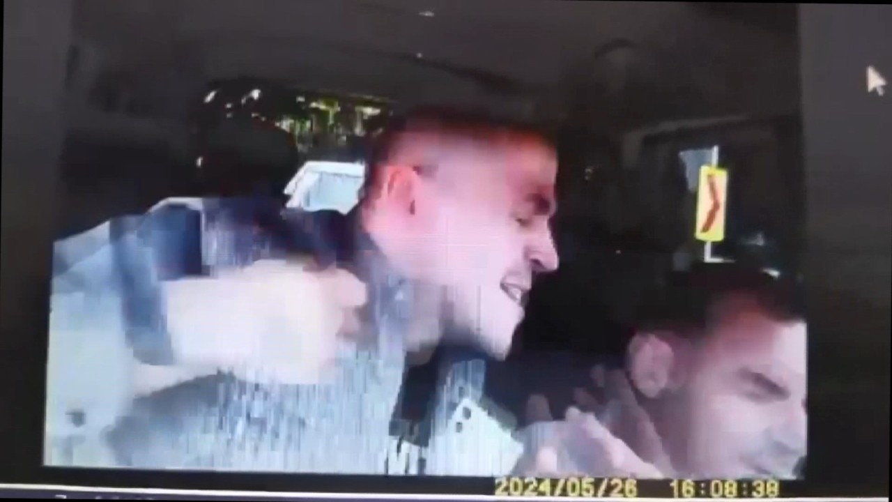 Taksicinin, müşterisinin yumruklu saldırısına uğraması kamerada