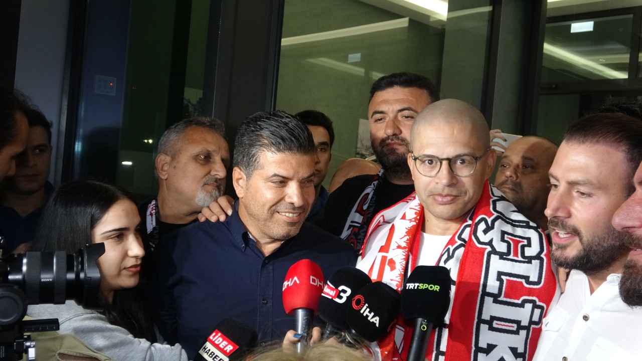 Antalyaspor ile sözleşme imzalamak için gelen Alex de Souza’ya coşkulu karşılama
