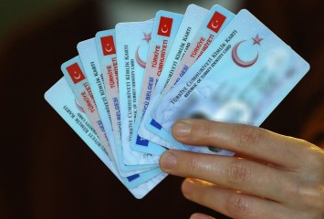 Türkiye'de yaklaşık 6 milyon kişi çipli kimlik kartına geçmedi
