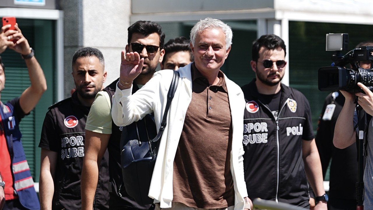 Portekizli teknik direktör Jose Mourinho, Fenerbahçe için İstanbul’a geldi