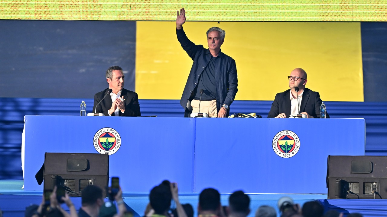 Jose Mourinho Fenerbahçe’ye imzayı attı