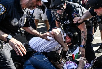 New York'taki Filistin'e destek gösterilerinde AA muhabirine polisten sert müdahale