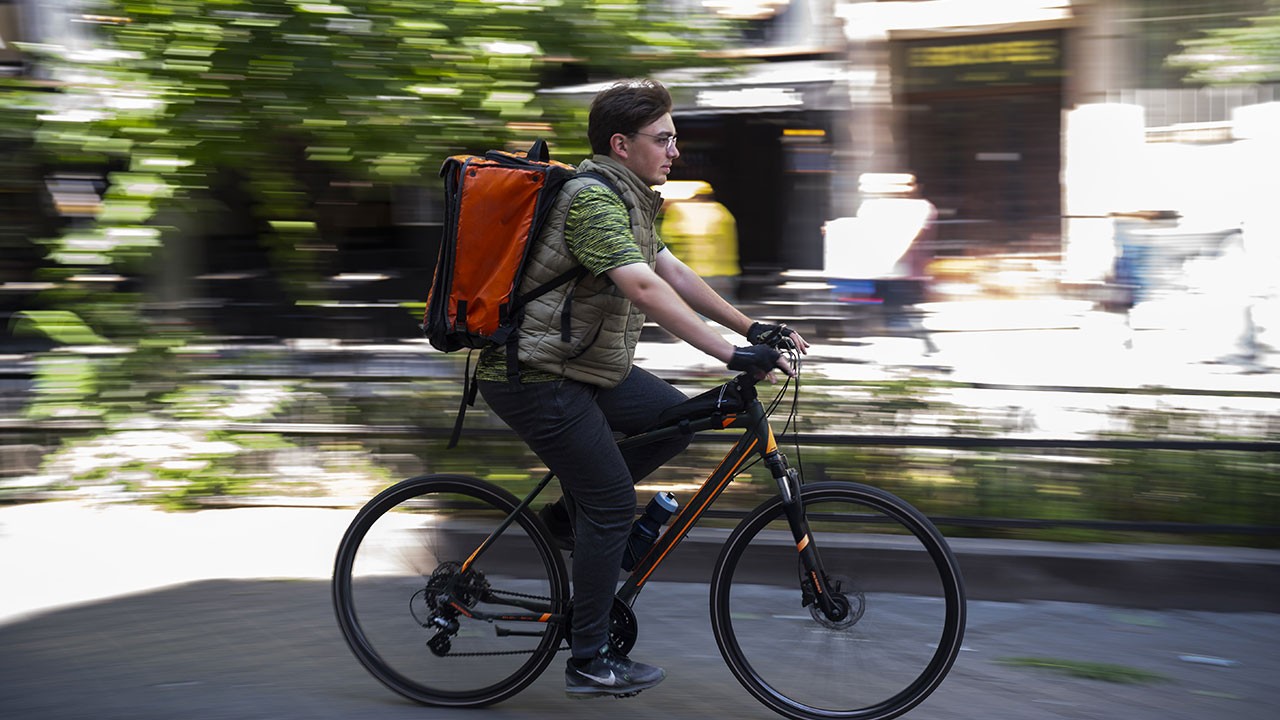 Bisikletli kuryeler gürültü kirliliğinin ve karbon emisyonunun önüne geçiyor