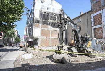 Çöken apartman ile yıkımı yapılan binanın enkazı kaldırıldı