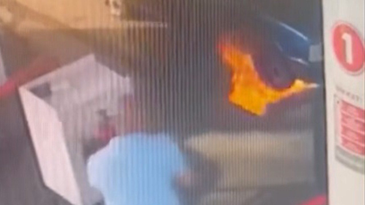 Akaryakıt istasyonunda otomobilde yangın çıktı