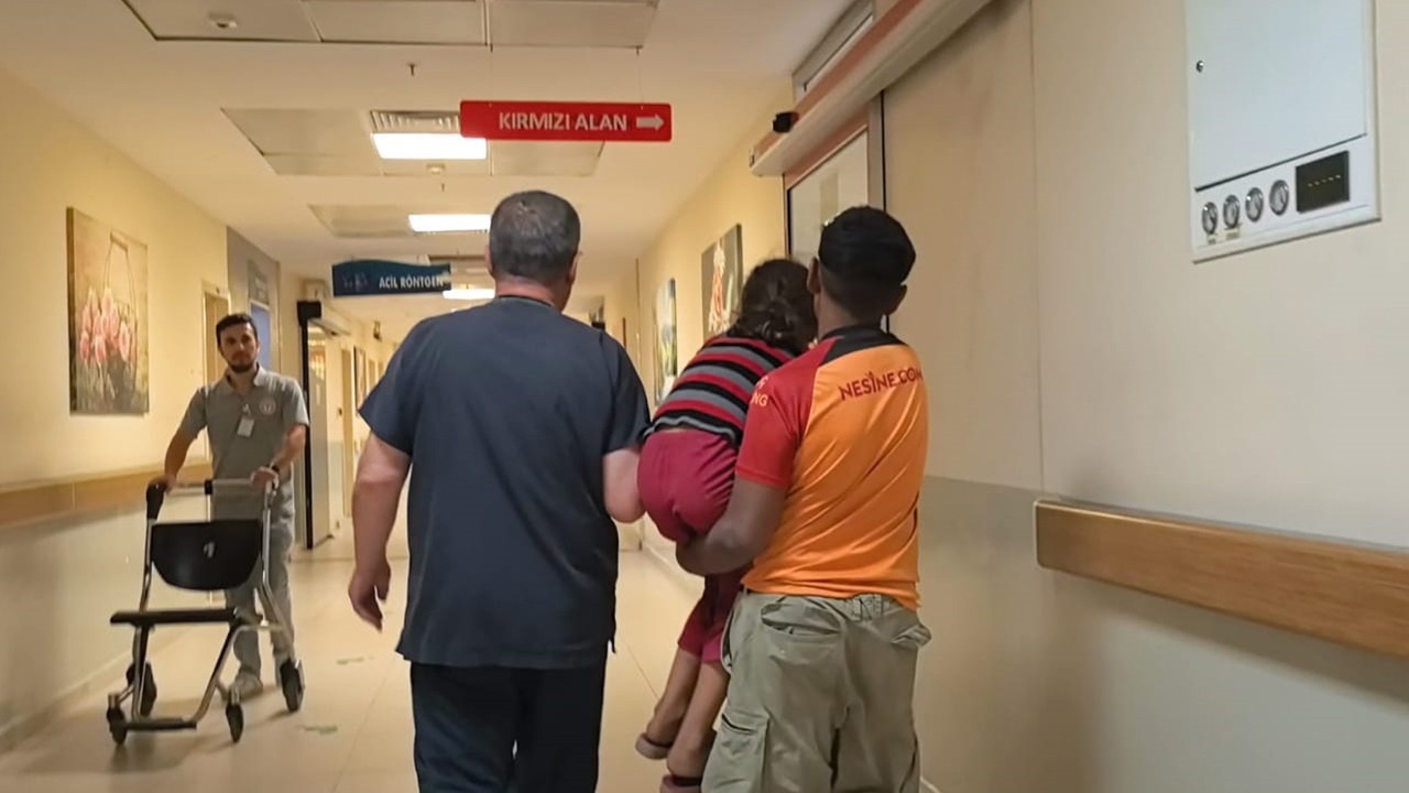 Tarlada oynarken düşen çocuğun göğsüne bıçak saplandı