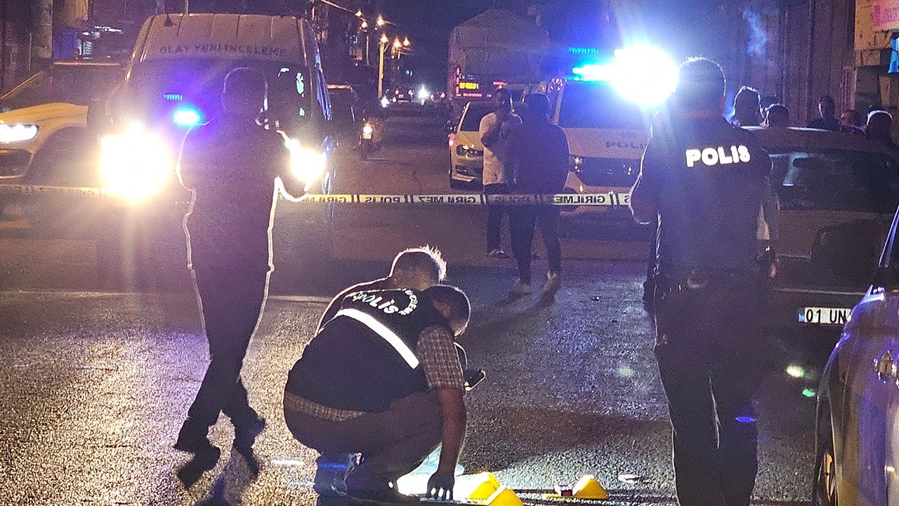 Çatışmanın ortasında kalıp vurularak öldü, balkonda oturan kadın da elinden yaralandı