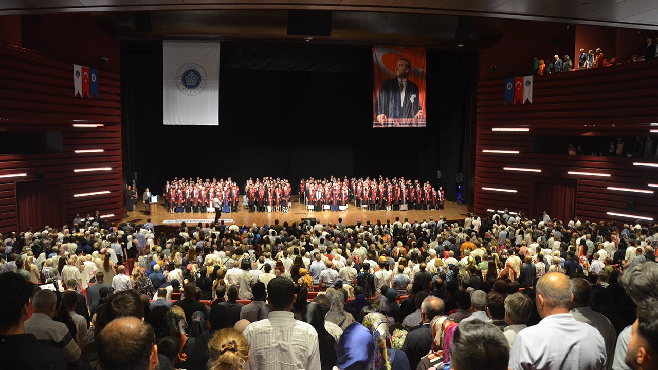 Necmettin Erbakan Üniversitesi Tıp Fakültesinde mezuniyet heyecanı