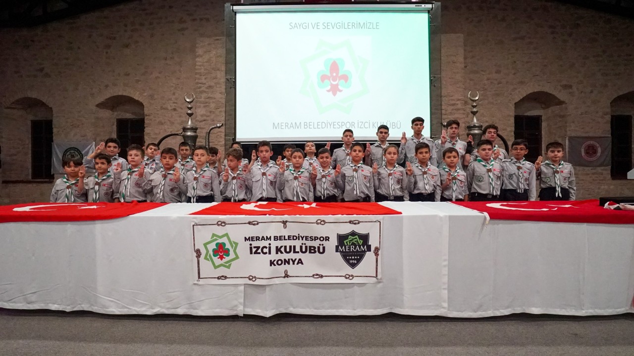 Meramlı genç izcilerin yemin töreni  renkli görüntülere sahne oldu