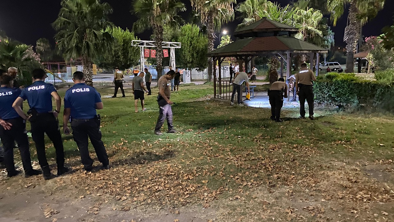 Parkta oturan gençlere silahlı saldırı: 1 ölü, 1 yaralı