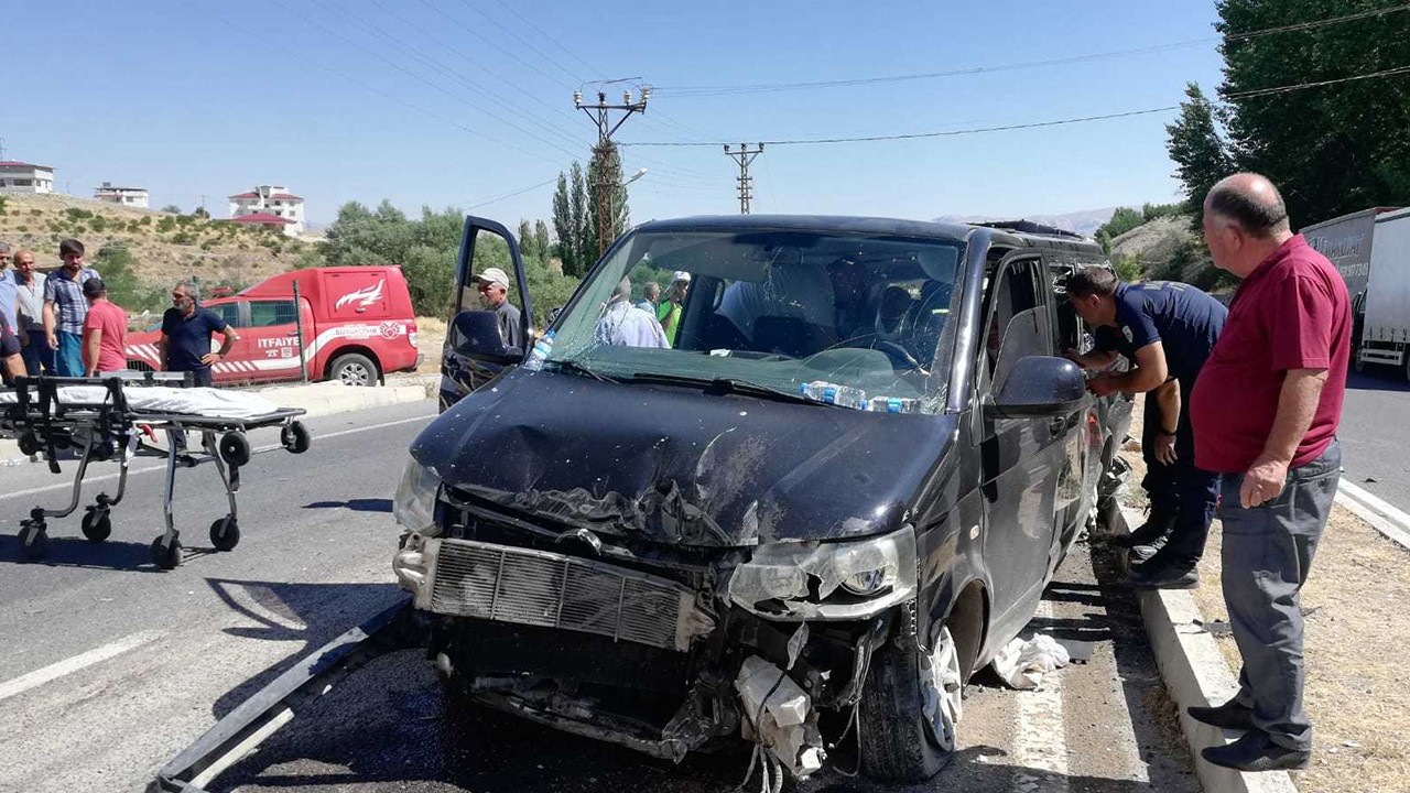 Kamyon, hafif ticari araca çarptı: 2'si ağır, 5 yaralı