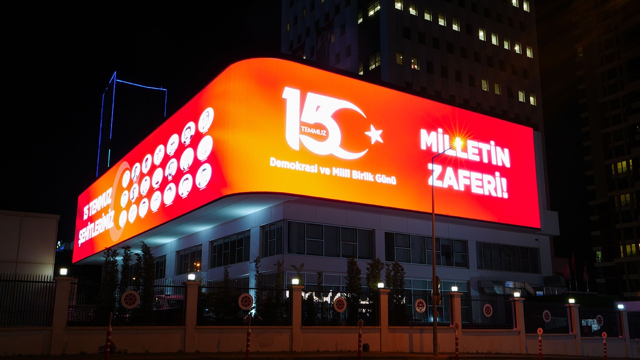 Cumhurbaşkanı Erdoğan'ın, 15 Temmuz mesajı dijital gösterim ekranında yayınlandı
